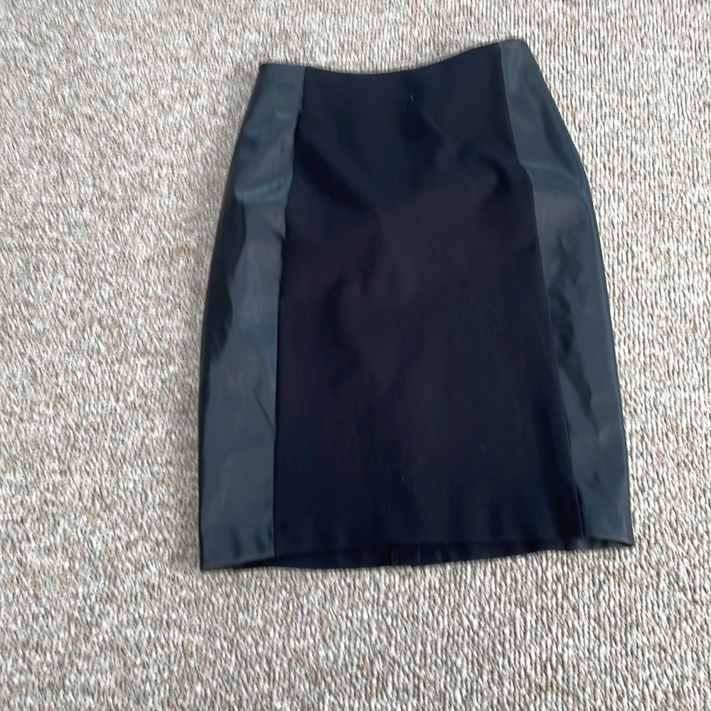 Michael Kohrs Two Toned Leather Like Skirt   Size 6.